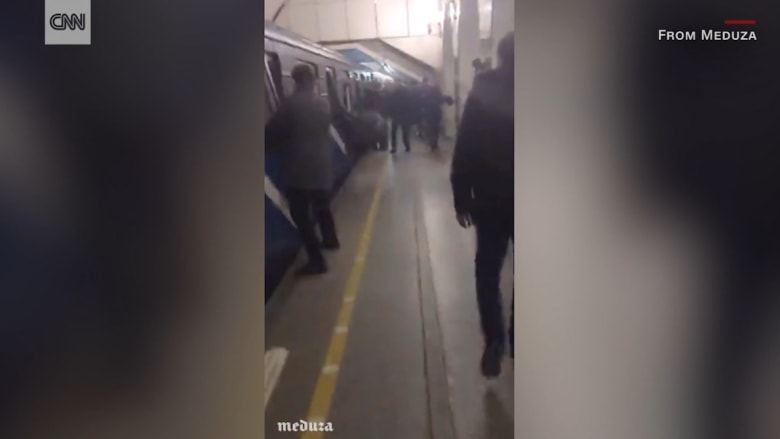 فيديو جديد يظهر قفز ركاب من بين أنقاض المترو في سان بطرسبرغ