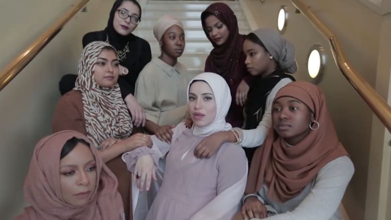 سيدة محجبة حامل تغني “الراب” ضد التعصب