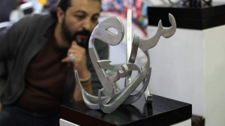 فنان تشكيلي من غزة يحوّل مخلفات الحرب إلى مجسمات فنية