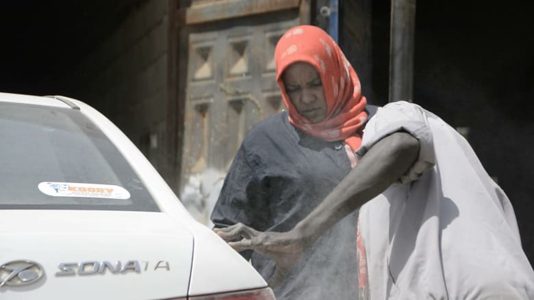 في السودان.. ميكانيكا السيارات لم تعد حكراً على الرجال