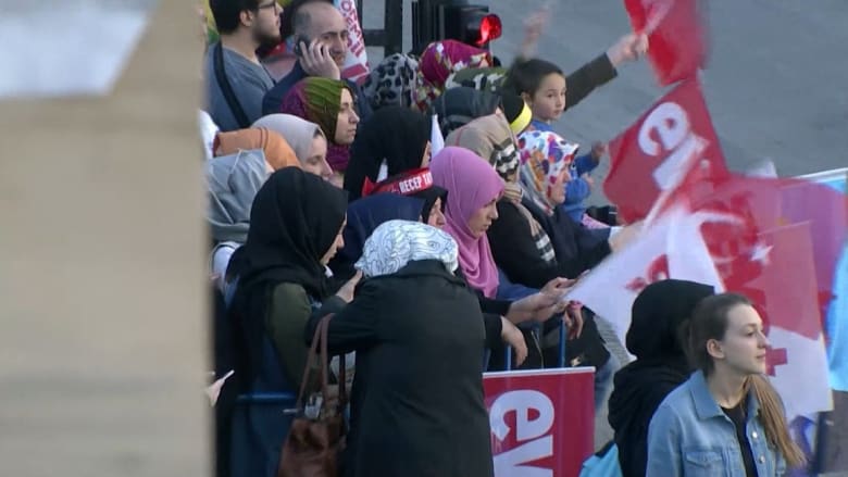 شاهد.. احتفالات مؤيدي أردوغان بنتائج استفتاء تركيا