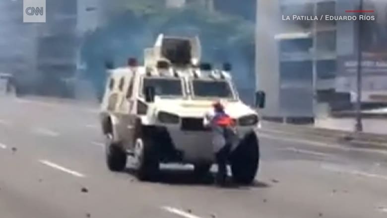 النسخة الفنزويلية من مشاهد ثورة يناير.. متظاهرة تتصدى لمدرعة