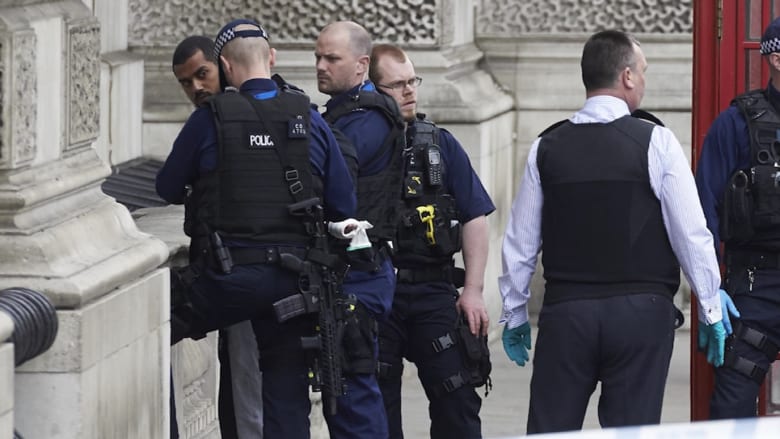 الشرطة البريطانية تعتقل رجلا مسلحا بسكاكين قرب البرلمان