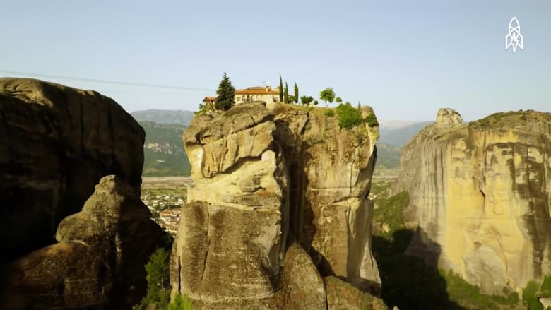 مبان ترتفع فوق الجبال في الطبيعة اليونانية