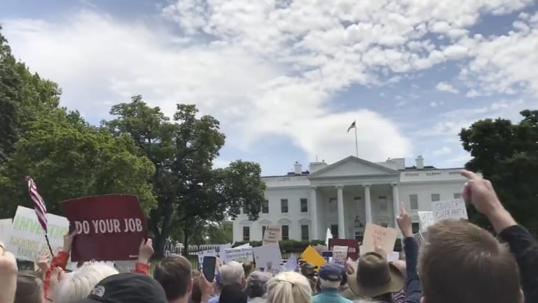متظاهرون أمام البيت الأبيض يحتجون على إقالة مدير FBI.. ويهتفون: عار