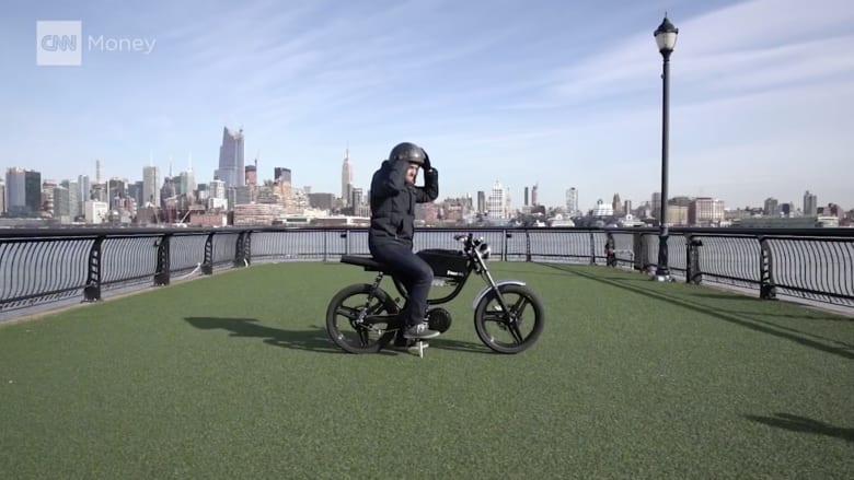 بالفيديو.. دراجة كهربائية تدور بكبسة زر من هاتفك الذكي