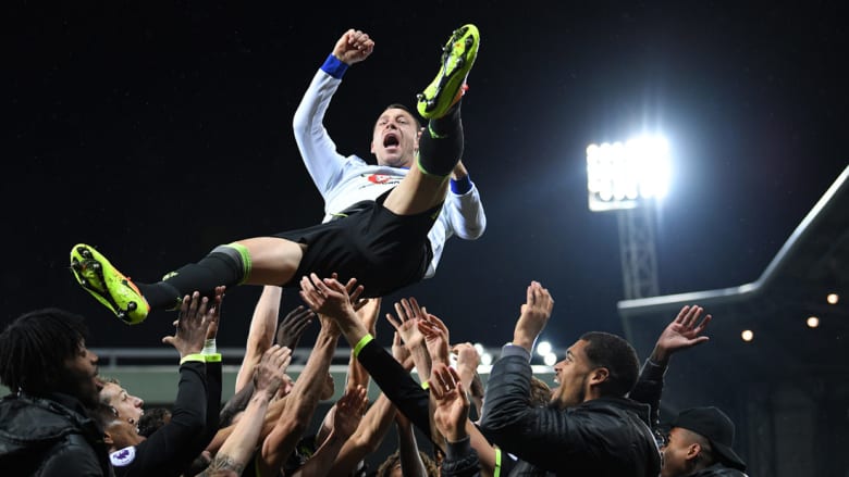 هكذا احتفل لاعبو وجماهير تشيلسي بلقب الدوري السادس في تاريخهم هكذا احتفل لاعبو وجماهير تشيلسي بلقب الدوري السادس في تاريخهم