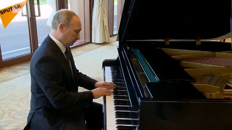 بوتين يستعرض موهبة أخرى.. العزف على البيانو
