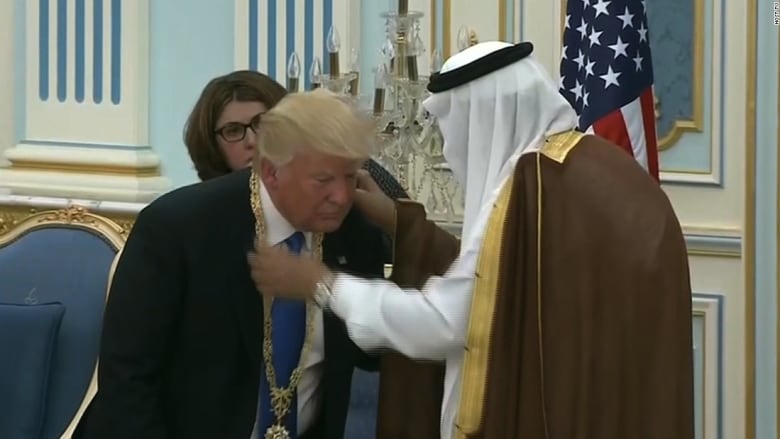 بعد انتقاده لـ"انحناء" أوباما بالرياض.. جدل حول تفسير حركة ترامب
