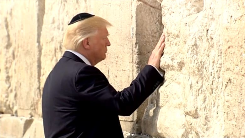 شاهد.. ترامب يصلي في الحائط الغربي بالقدس