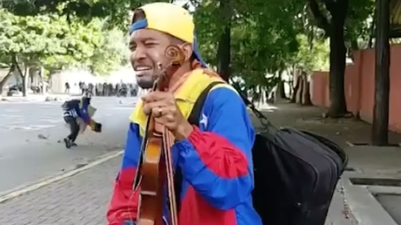 عازف الكمان يبكي "سلاحه" في احتجاجات فنزويلا