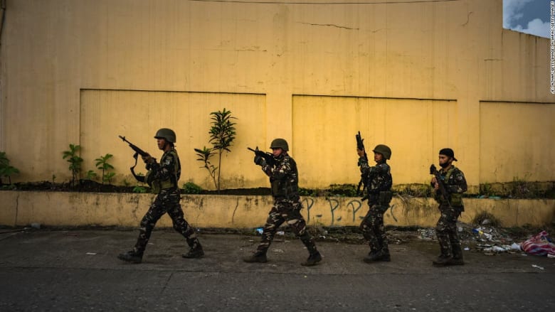 الحرب ضد داعش تصل الفلبين ومتشددون يقتحمون مدينة