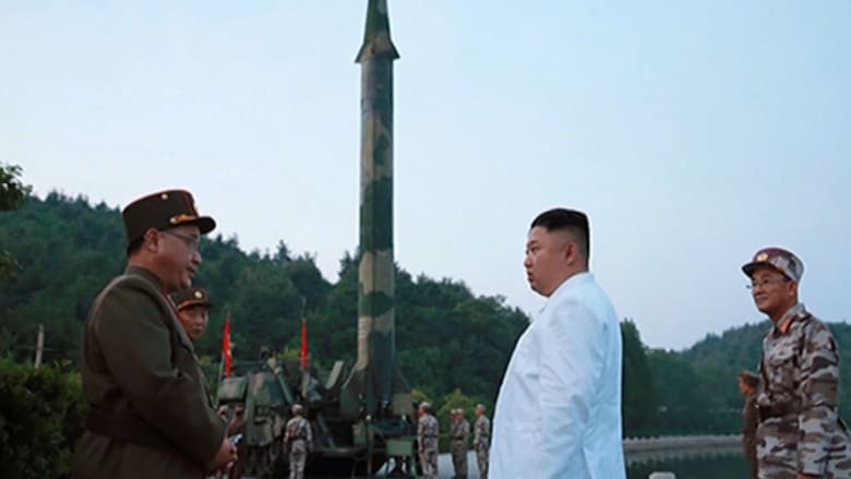 شاهد.. زعيم كوريا الشمالية يشرف على إطلاق صاروخ بالستي