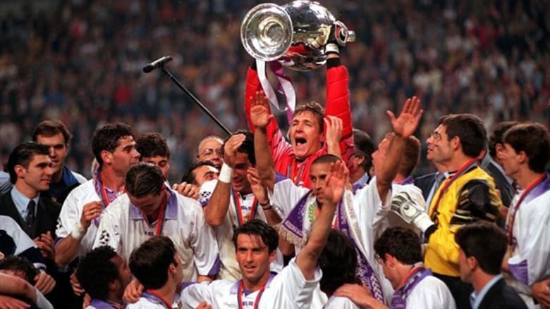 لاعبو ريال مدريد يرفعون 12 لقبا لدوري أبطال أوروبا عبر التاريخ لاعبو ريال مدريد يرفعون 12 لقبا لدوري أبطال أوروبا عبر التاريخ