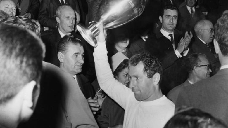 لاعبو ريال مدريد يرفعون 12 لقبا لدوري أبطال أوروبا عبر التاريخ لاعبو ريال مدريد يرفعون 12 لقبا لدوري أبطال أوروبا عبر التاريخ