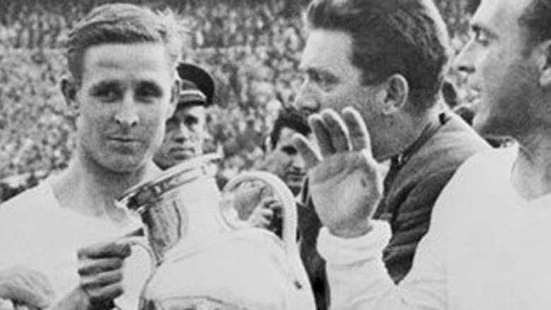 لاعبو ريال مدريد يرفعون 12 لقبا لدوري أبطال أوروبا عبر التاريخ لاعبو ريال مدريد يرفعون 12 لقبا لدوري أبطال أوروبا عبر التاريخ
