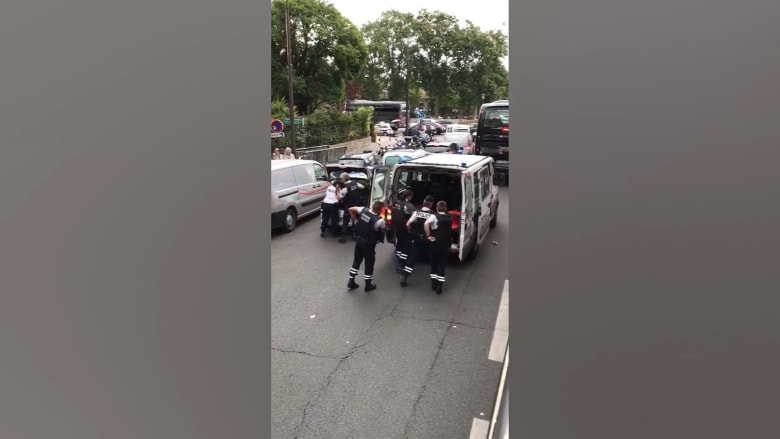 شرطة باريس لـCNN: رجل يهاجم شرطيا بمطرقه في نوتردام