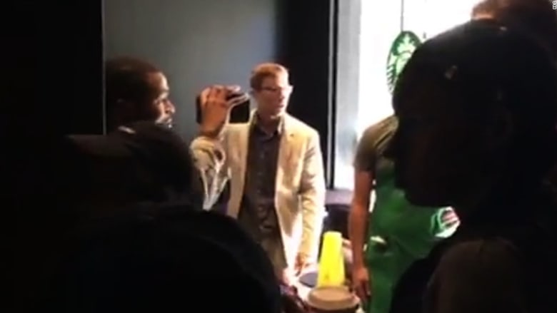 شاهد.. العنصرية تدفع رجلان للمضاربة أمام مقهى "ستار بكس"