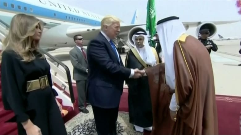 ترامب يصل السعودية والملك سلمان باستقباله 