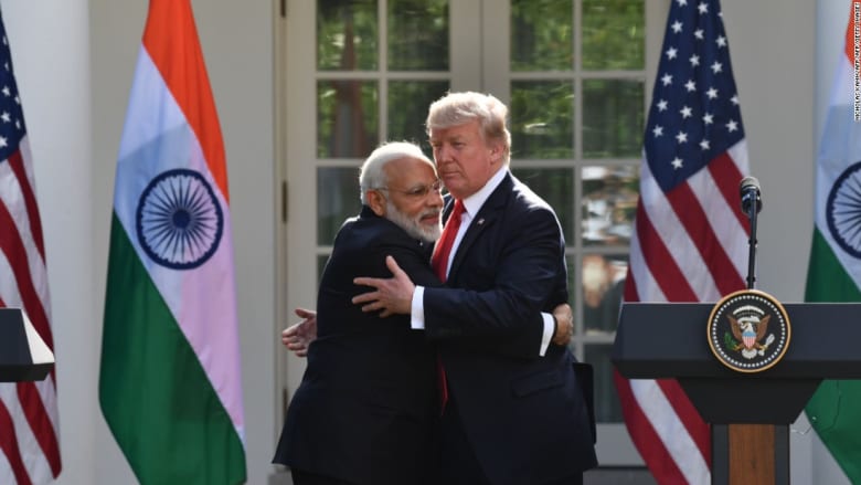 شاهد.. عناق غريب بين ترامب ورئيس وزراء الهند