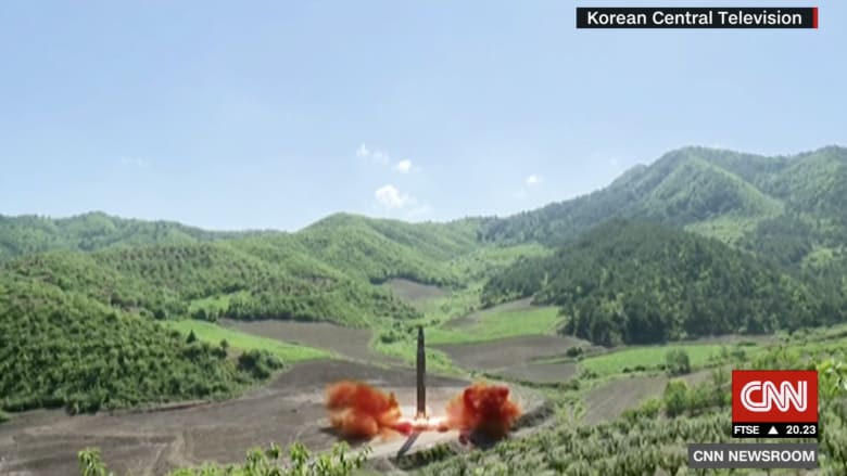 شاهد.. لحظة إطلاق كوريا الشمالية صاروخاً بعيد المدى