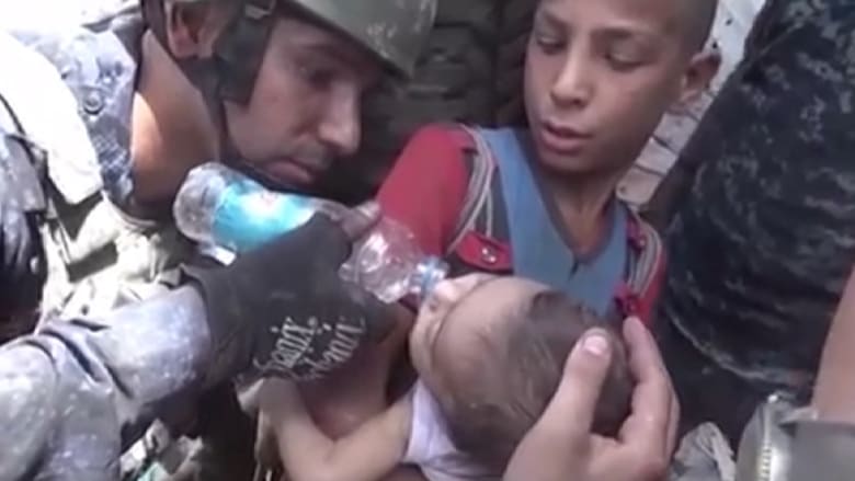 شاهد.. إنقاذ أطفال من تحت أنقاض منازل فجرها داعش بالموصل