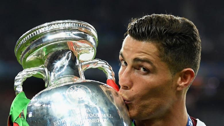شاهد.. أجمل لقطات تتويج البرتغال بلقب كأس أمم أوروبا 2016 شاهد.. أجمل لقطات تتويج البرتغال بلقب كأس أمم أوروبا 2016
