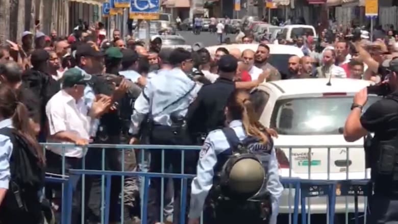 شاهد.. اشتباكات في القدس بين فلسطينيين وقوات إسرائيلية 