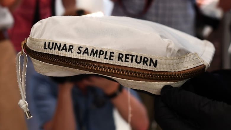 بالفيديو: بيع حقيبة استخدمها نيل أرمسترونغ لجلب “عيّنات القمر” بـ1.8 مليون دولار