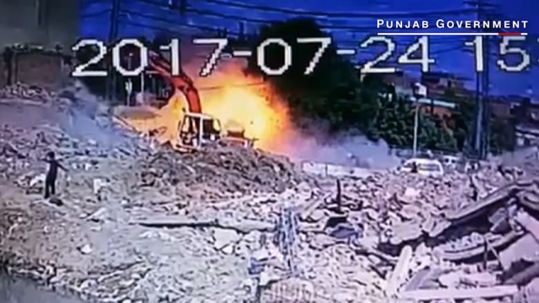 لحظة تفجير في باكستان أسقط عشرات القتلى والجرحى