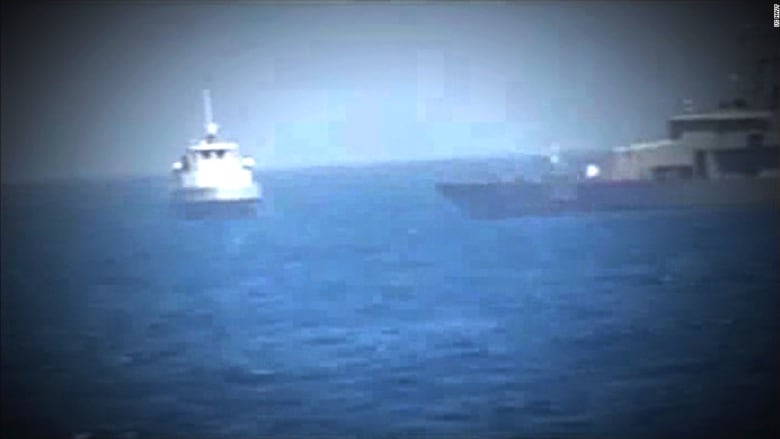 شاهد.. لحظة مواجهة بين البحرية الأمريكية وزورق إيراني