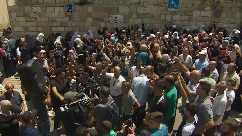 احتفالات فلسطينية بإلغاء الإجراءات الإسرائيلية حول الأقصى