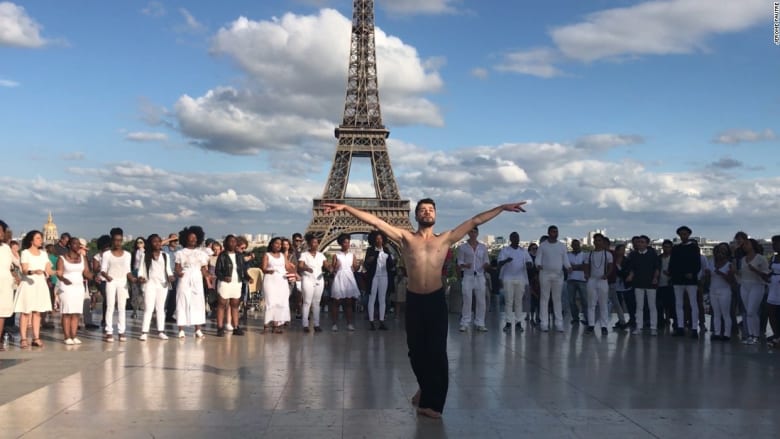 "الرقص أو الموت".. شعار حارب به هذا الراقص السوري "وحشية" داعش 