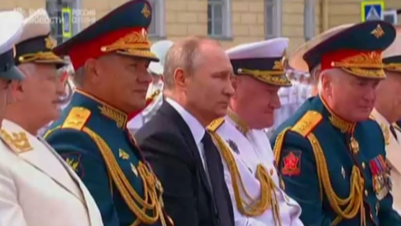 شاهد.. روسيا “تستعرض عضلاتها البحرية” بحضور بوتين