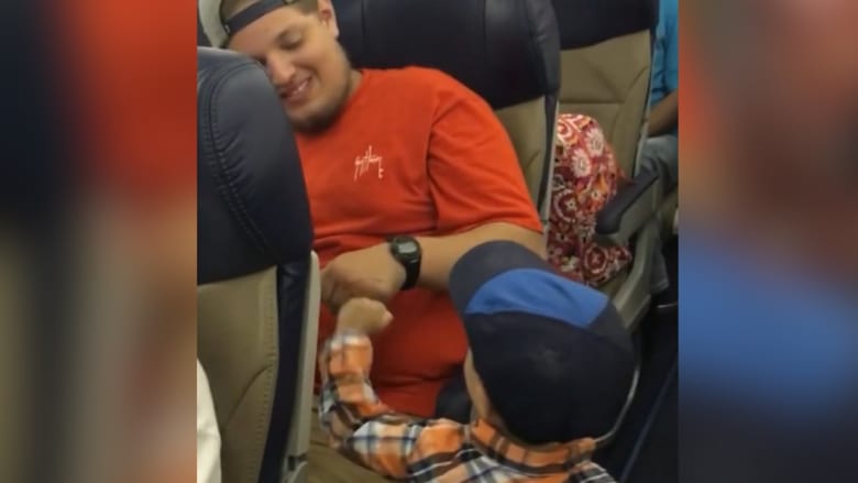شاهد كيف سلّى هذا الطفل نفسه في الطائرة