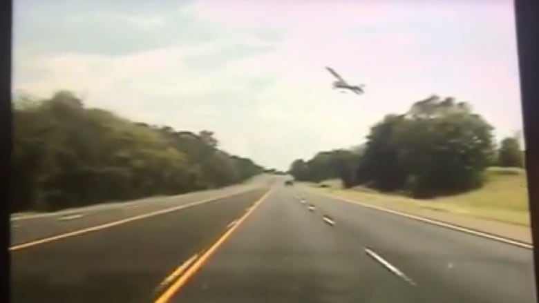 من كاميرا داخل سيارة.. شاهد لحظة سقوط طائرة على طريق سريع