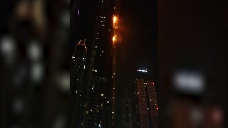 دبي: حريق في برج الشعلة والدفاع المدني يتعامل مع الحادث 