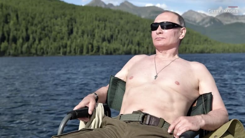 إجازة رئاسية.. بوتين يصطاد السمك عاري الصدر وترامب يلعب الغولف