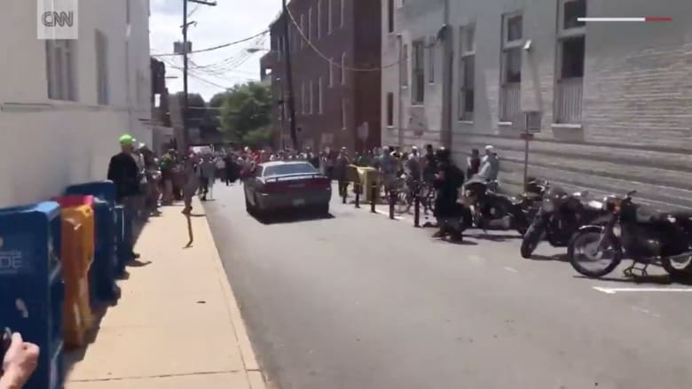 شاهد.. سيارة تدهس متظاهرين وسط أعمال عنف بولاية فرجينيا