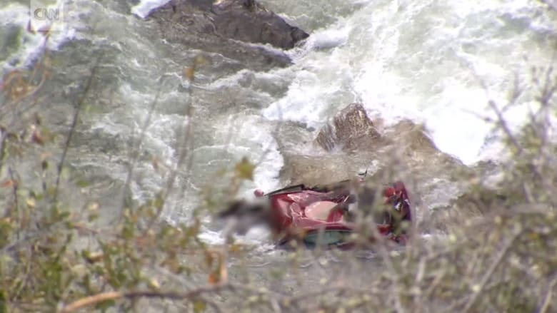 بالفيديو: سيارة تسقط من ارتفاع 150 مترا في نهر