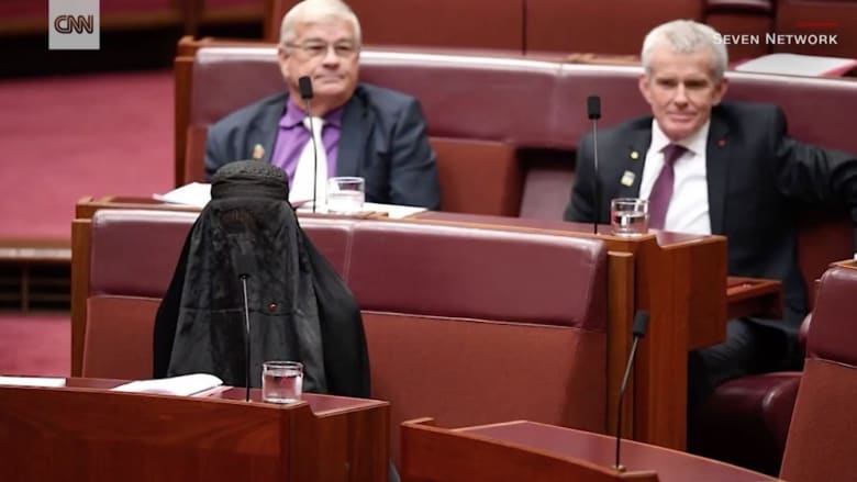 سيناتور أسترالية ترتدي البرقع داخل البرلمان.. وتدعو لحظره 