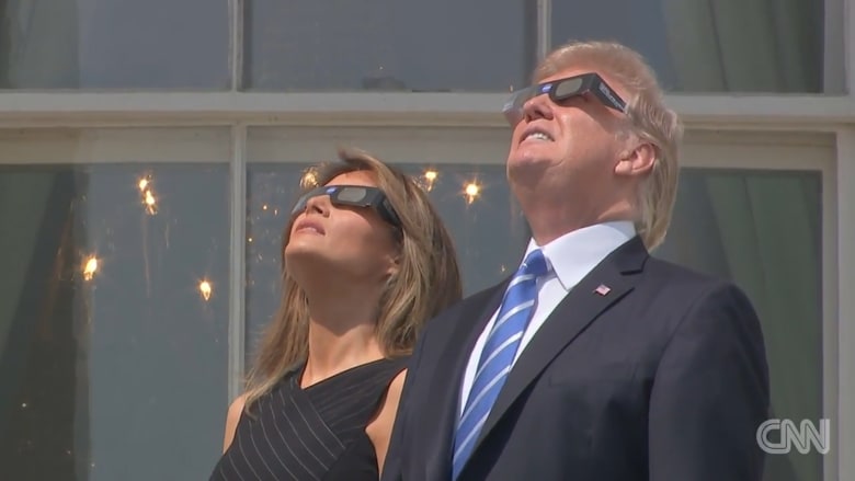 بالفيديو.. ترامب وعائلته يشاهدون كسوف الشمس