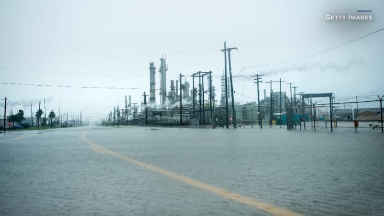 إعصار هارفي “يضرب” قطاع النفط الأمريكي