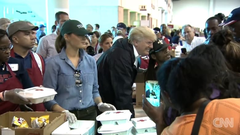 ترامب وميلانيا يقدمان الطعام لضحايا إعصار هارفي في هيوستن