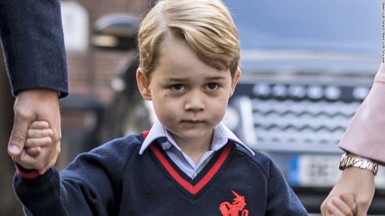 شاهد.. الأمير جورج في أول أيامه بالمدرسة
