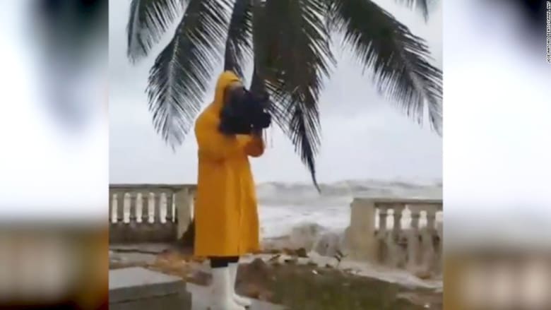 شاهد.. مصور كادت تغرقه أمواج البحر التي سببها إعصار "إرما"