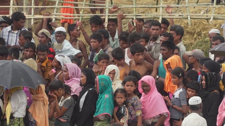 من مخيمات الروهينغا المكتظة ببنغلاديش.. طوابير طويلة تنتظر الغذاء