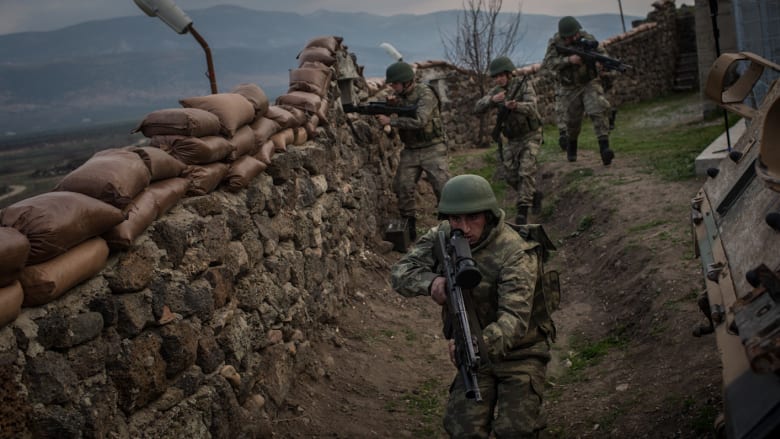 تركيا تحشد جيشها على حدود سوريا وتنفذ مناورات قرب العراق