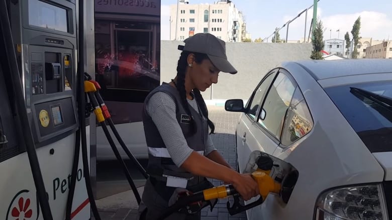الأردن: فتيات يتحدين التقاليد ويعملن في تعبئة البنزين
