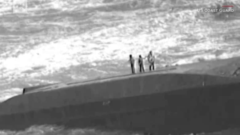 إنقاذ امرأة وطفلين عالقين بسفينة مقلوبة في بورتوريكو